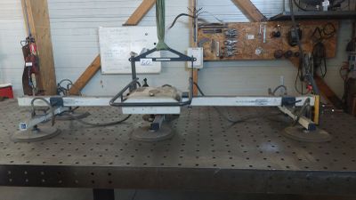 une machine posée sur un établi dans un garage