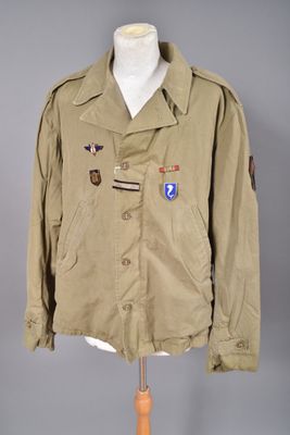 une photo d'une veste militaire posée sur un mannequin