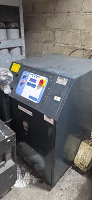 une machine posée à côté d'une pile de cartons