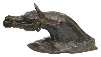 statue en bronze représentant un cheval avec une bride sur la tête