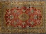un tapis rouge et or orné d'un motif en médaillon