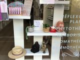 une vitrine de magasin sur laquelle est posé un chapeau