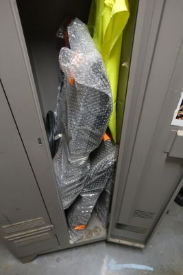 un casier métallique sur lequel est posé un sac en plastique