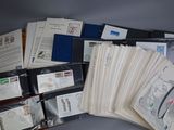 une pile de papiers et d'enveloppes posée sur une table