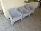 trois chaises placées les unes à côté des autres sur un sol carrelé