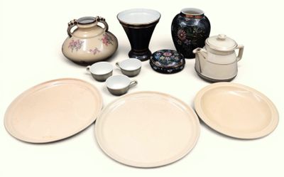 de nombreux types d'assiettes et de bols différents sur la table