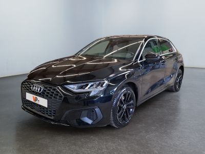 Une Audi Q4 noire est garée dans une grande pièce