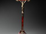 une image représentant un crucifix surmonté d'une croix