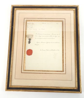 un vieux document orné d'un point rouge et encadré d'or