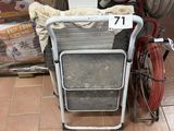 une photo d'un vélo garé à côté d'une pile de cartons
