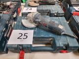 un grand nombre d'outils posés sur une table
