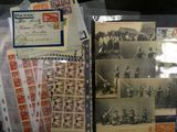 beaucoup de vieilles cartes postales et d'enveloppes sur la table