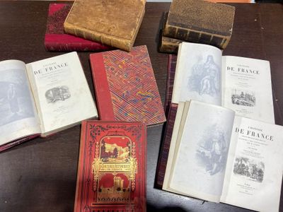 plusieurs vieux livres sont posés sur une table les uns à côté des autres