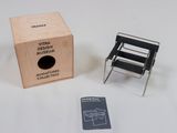 une chaise miniature et une boîte posées sur une table