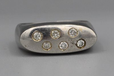 Bague en or gris enrichie de brillants. P 3,8g