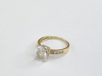 une image d'une bague en diamant sur une surface blanche