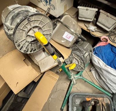 beaucoup de bric-à-brac à l'arrière d'un camion