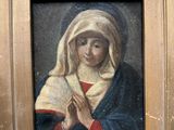 tableau représentant une femme vêtue d'une robe blanche, avec un châle rouge et bleu autour du cou