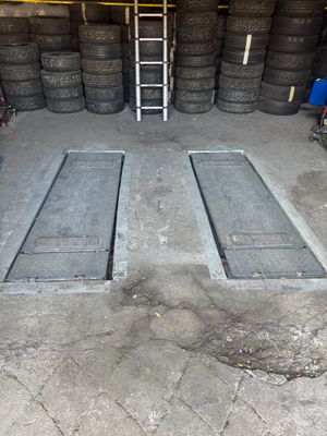 beaucoup de pneus et une échelle dans un garage