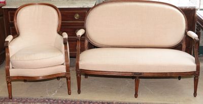 une paire de fauteuils rembourrés dans une pièce où se trouvent une commode et un miroir