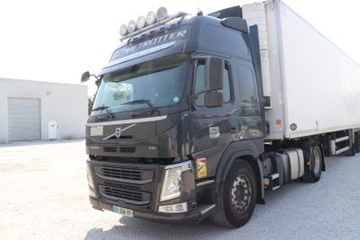 un gros camion garé dans un parking