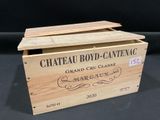 gros plan d'une boîte en bois portant une étiquette