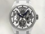 un gros plan d'une montre sur fond blanc