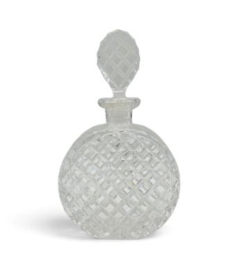 une image représentant un flacon de parfum en verre transparent sur fond blanc