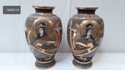 two vases that are sitting side by side on a table