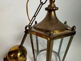 une lanterne ancienne en laiton avec une cloche et une cuillère en laiton