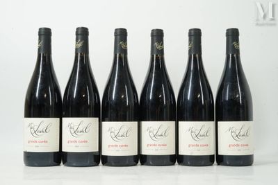 six bouteilles de vin sont alignées sur une table