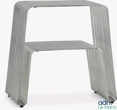 une image représentant une chaise faite de bandes de métal