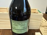 une bouteille de vin posée sur une table