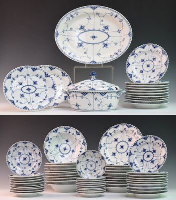 de nombreuses assiettes et bols ornés de motifs bleus et blancs