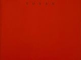 un livre rouge avec une inscription noire sur la couverture