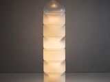 une grande lampe surmontée d'une ampoule