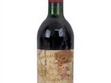 une bouteille de vin posée sur une table