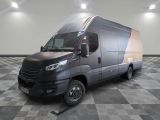 la photo d'une camionnette noire garée dans une pièce