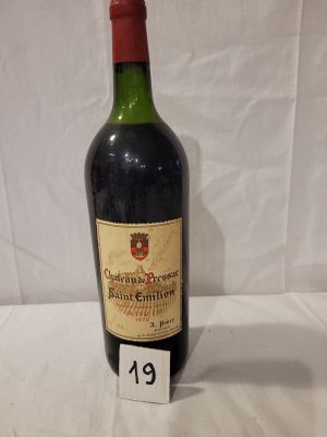 une bouteille de vin posée sur une table blanche