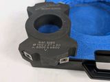 une mallette bleue contenant un objet noir