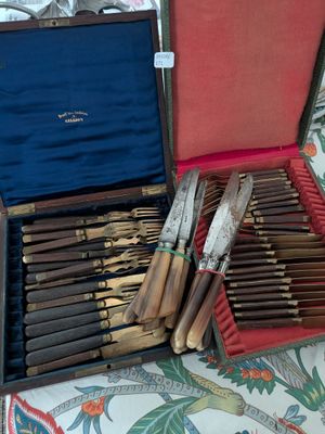 un lot de couteaux rangés dans un étui posé sur une table