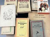 plusieurs livres sont empilés sur une table