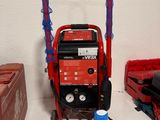 une photo d'un compresseur d'air portable posé sur une table