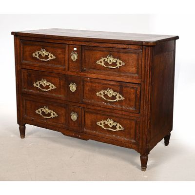 une image d'une commode en bois avec des poignées en laiton