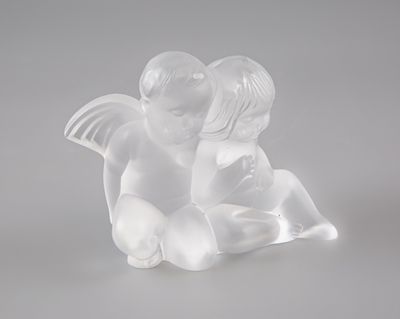 figurine représentant deux petits anges assis sur une surface blanche