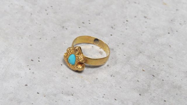 Bague en or 750‰, à motif d’un écusson stylisé serti-clos d’une t...