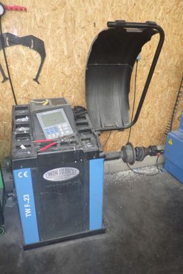 une photo d'un garage rempli d'outils et de matériel