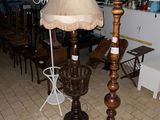 une lampe posée sur une table dans une pièce