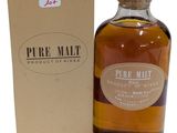 La bouteille de whisky pur malt se trouve à côté d'une boîte en carton