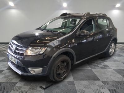 la photo d'une voiture noire garée dans un garage